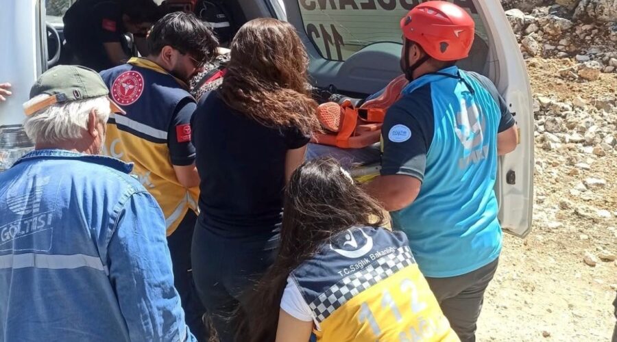 kayaliklardan dusen kadin operasyonla kurtarildi UzqWVehU