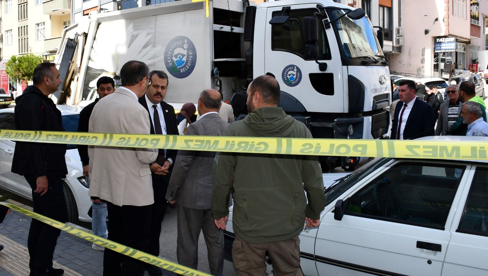 yasli adam cop kamyonunun altinda kaldi mRug6scV.jpg