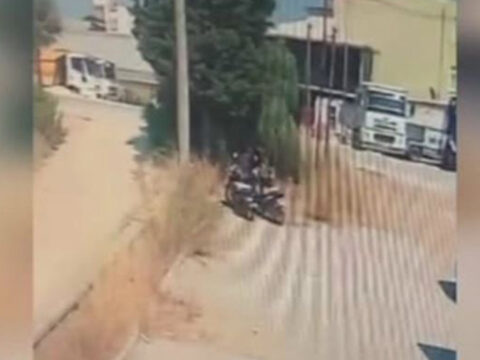 Antalyada motosiklet hirsizligi guvenlik kamerasina yansidi Z7CZQgAU