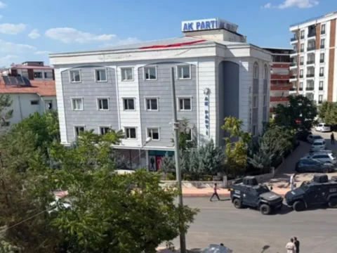 Siirtte akp il baskanligi onunde supheli canta alarmi patlatildi icinden kiyafet cikti CXzLcyXF