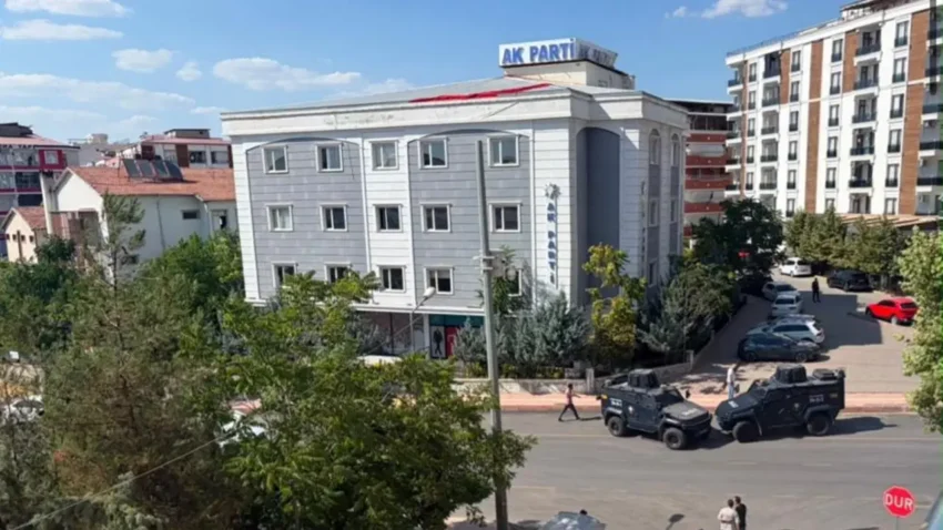 Siirtte akp il baskanligi onunde supheli canta alarmi patlatildi icinden kiyafet cikti CXzLcyXF