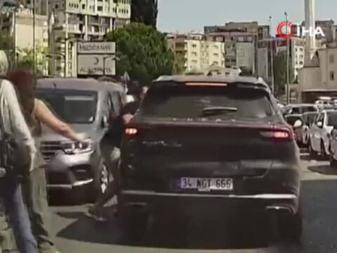 Trafikteki ofkesinin bedelini agir odedi 6Sx2WvmW